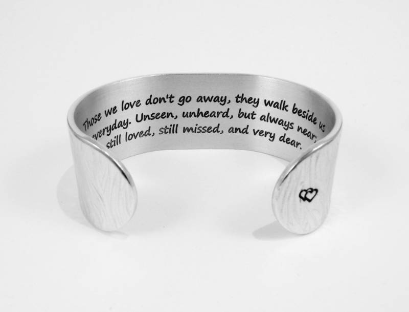 Trauer Geschenk | Diejenigen, Die Wir Lieben, Gehen Nicht Weg, Sie Laufen Jeden Tag An Unserer Seite Erinnerung Armband in Geschenke Vater Kind Trauer Geschenk | Diejenigen, Die Wir Lieben, Gehen Nicht Weg, Sie Laufen Jeden Tag An Unserer Seite Erinnerung Armband in Geschenke Vater Kind von DandLDesigns4U