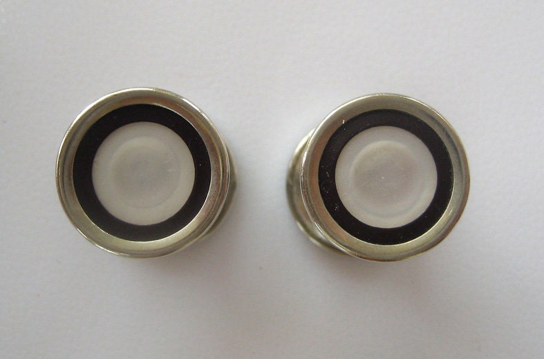 Art Deco Baer & Wilde Silber Ton Kum-A-Part Perlmutt Und Schwarze Emaille Manschettenknöpfe von DandLVintage