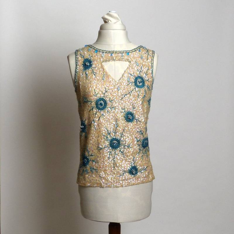 Ca. 1960Er Jahre Perlen Hongkong Wolle Pailletten Creme Und Blau Shell Pullover Ca. 1960Er Jahre Perlen Hongkong Wolle Pailletten Creme Und Blau Shell Pullover von DandLVintage