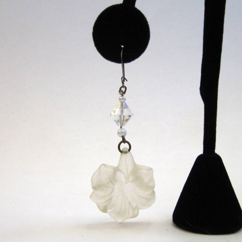 Circa 1960Er Jahre Milchglas Lucite Hibiskus Blumen Ohrhänger Circa 1960Er Jahre Milchglas Lucite Hibiskus Blumen Ohrhänger von DandLVintage