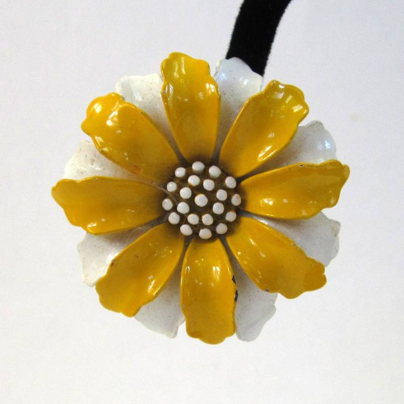 Circa 1960Er Jahre Trifari Gelb Und Creme Blumen Ohrringe Circa 1960Er Jahre Trifari Gelb Und Creme Blumen Ohrringe von DandLVintage
