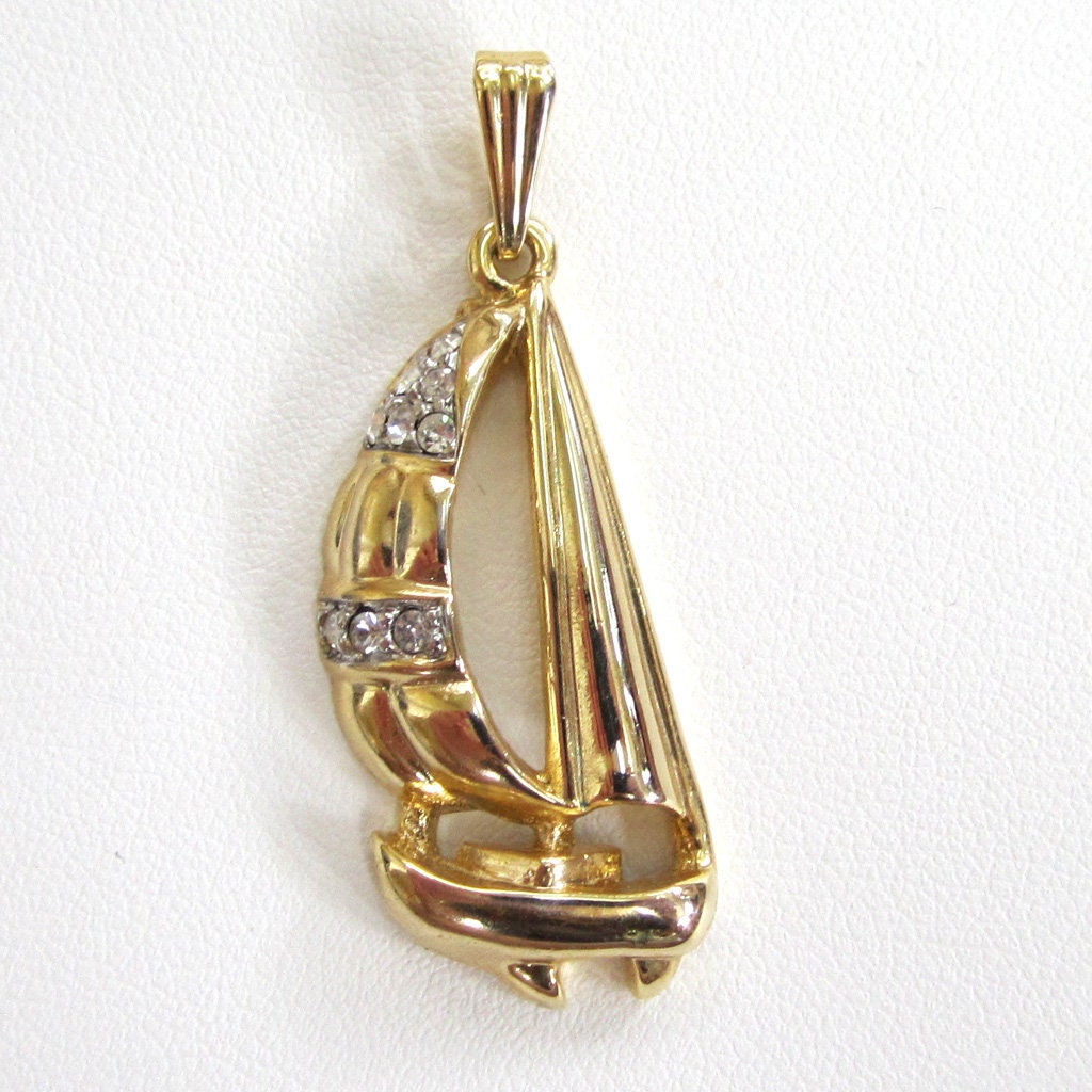 Circa 1980S Goldfarbener Strass Segelboot Anhänger?halskette Circa 1980S Goldfarbener Strass Segelboot Anhänger?halskette von DandLVintage