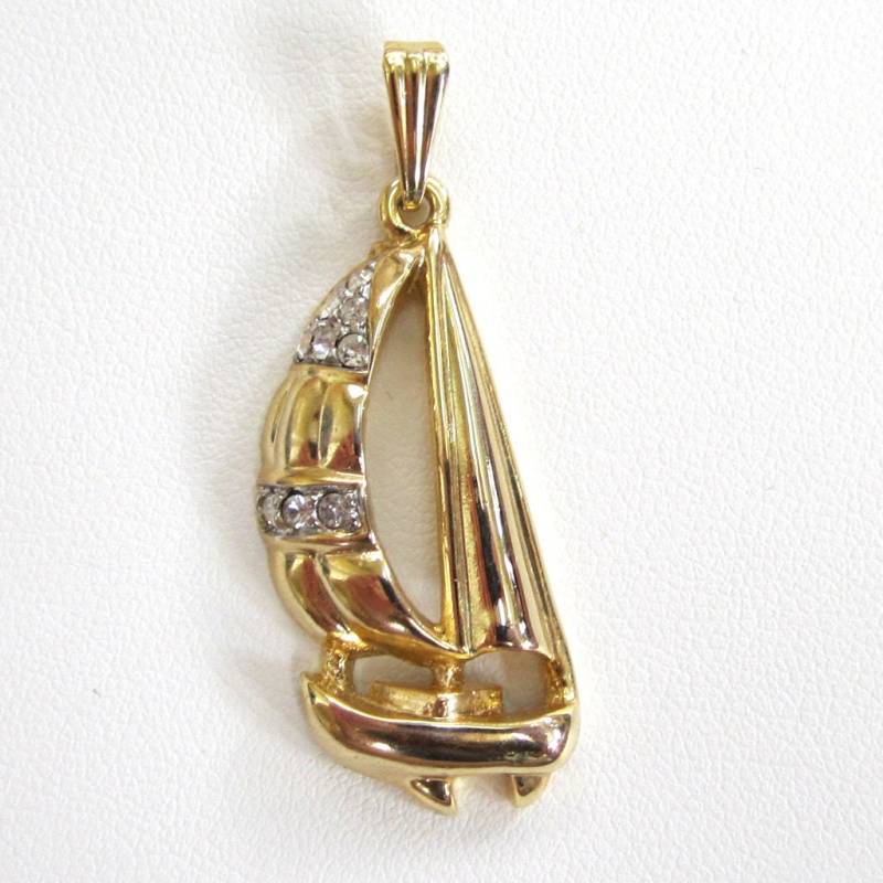 Circa 1980S Goldfarbener Strass Segelboot Anhänger?halskette Circa 1980S Goldfarbener Strass Segelboot Anhänger?halskette von DandLVintage