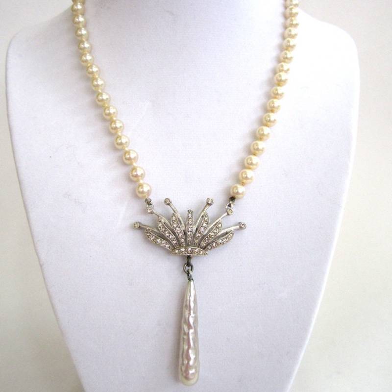 Circa 1980S Silberfarbene Faux-Perlen Und Strass Krone Halskette Circa 1980S Silberfarbene Faux-Perlen Und Strass Krone Halskette von DandLVintage