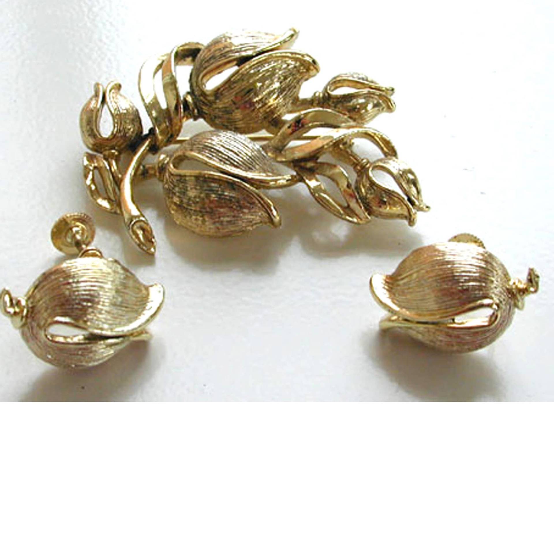 Lisner Gold Ton Tulip Demi-Parure Brosche Und Ohrringe von DandLVintage