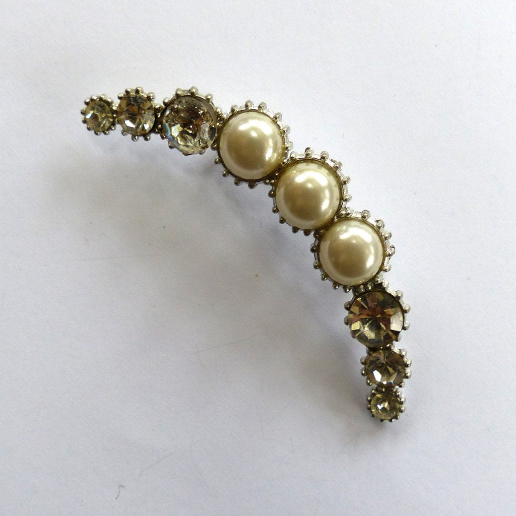 Silberfarbene Brosche/Anstecknadel Mit Halbmond-Perle Und Strass Silberfarbene Brosche/Anstecknadel Mit Halbmond-Perle Und Strass von DandLVintage