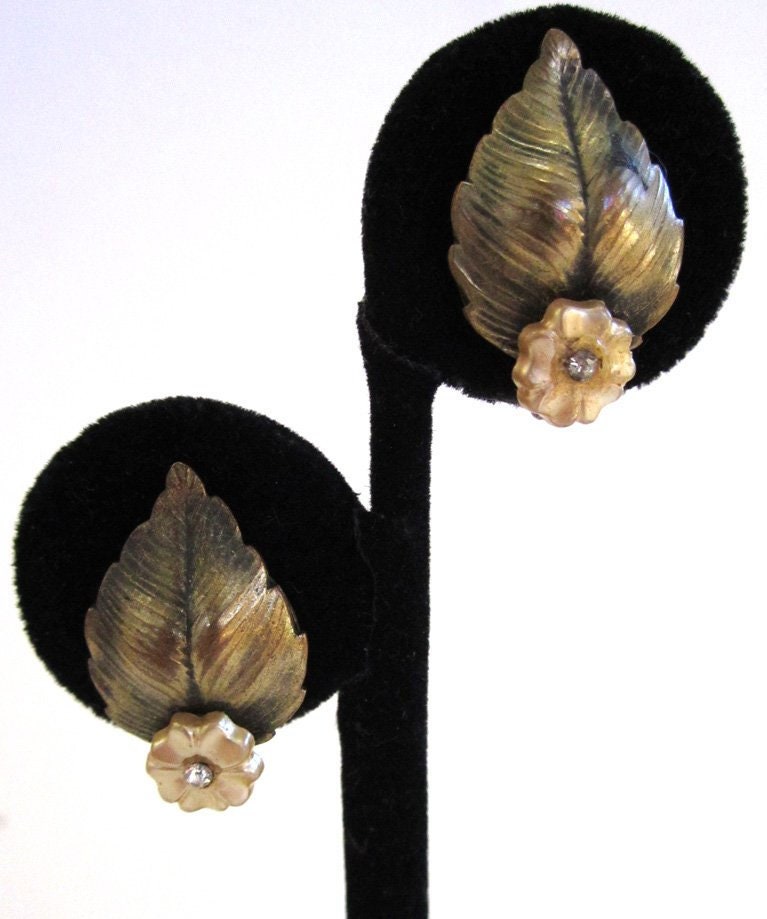Victorian Messing Getönten Blatt Und Floral Strass Ohrringe Victorian Messing Getönten Blatt Und Floral Strass Ohrringe von DandLVintage