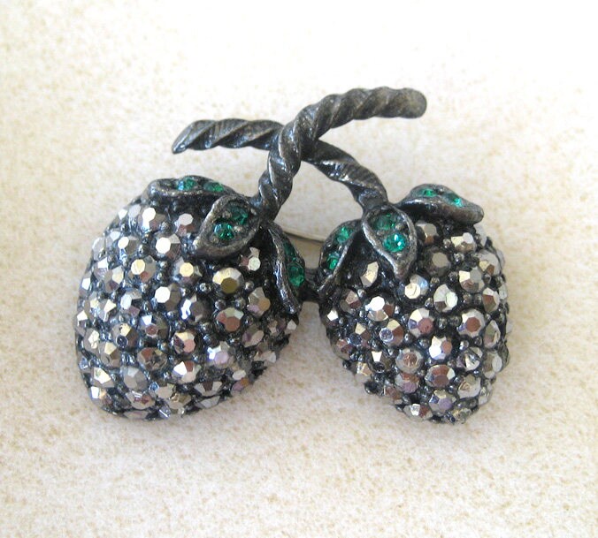 Weiss Markasit Und Grüne Strassbeere Demi-Parure Brosche/Pin/Ohrringe Weiss Markasit Und Grüne Strassbeere Demi-Parure Brosche/Pin/Ohrringe von DandLVintage