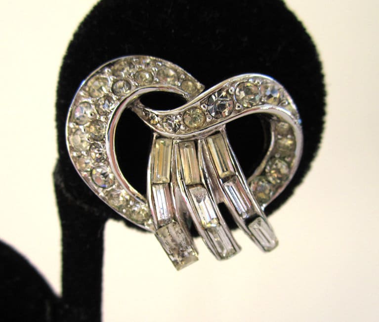 Zirka 1950Er Jahre Trifari Strass Twist Ohrringe Zirka 1950Er Jahre Trifari Strass Twist Ohrringe von DandLVintage