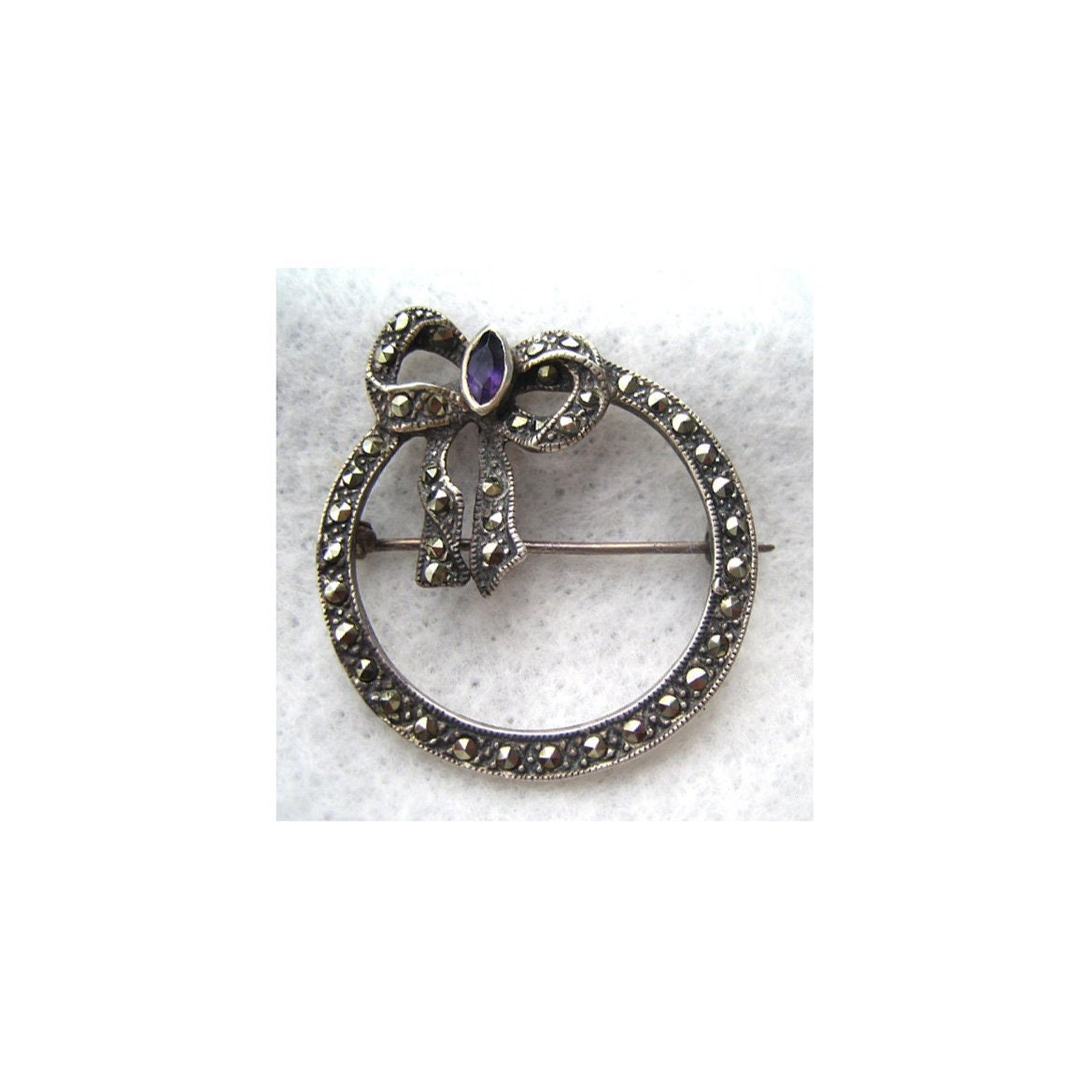 Zirka 1970Er Sterling Silber Markasit Und Amethyst Kranz Schleifen Brosche/Anstecknadel von DandLVintage