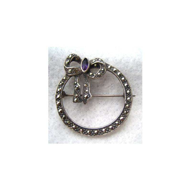 Zirka 1970Er Sterling Silber Markasit Und Amethyst Kranz Schleifen Brosche/Anstecknadel Zirka 1970Er Sterling Silber Markasit Und Amethyst Kranz Schleifen Brosche/Anstecknadel von DandLVintage