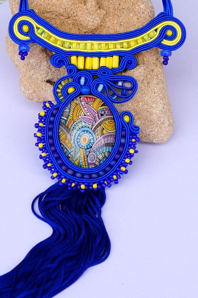 Bunte Anhänger Mit Blumen Und Lebensbaum Motiv von DandaArtBijoux