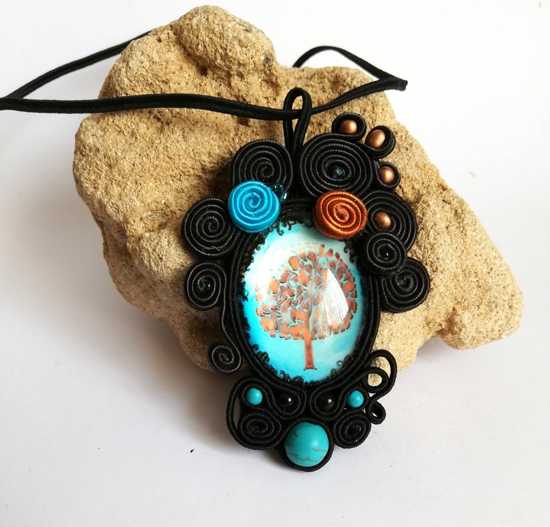 Bunte Anhänger Mit Blumen Und Lebensbaum Motiv von DandaArtBijoux