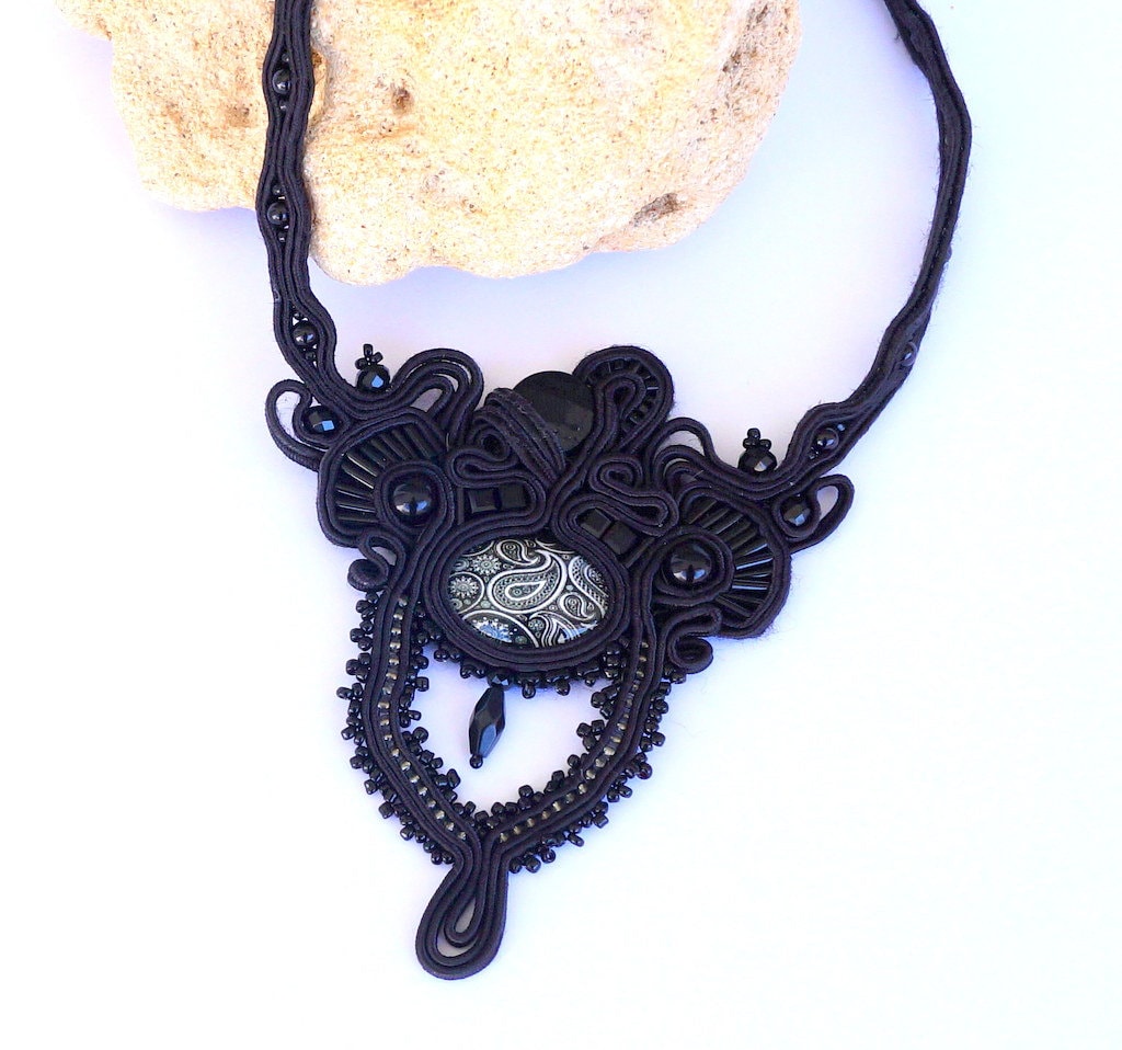 Bunte Anhänger Mit Blumen Und Lebensbaum Motiv von DandaArtBijoux