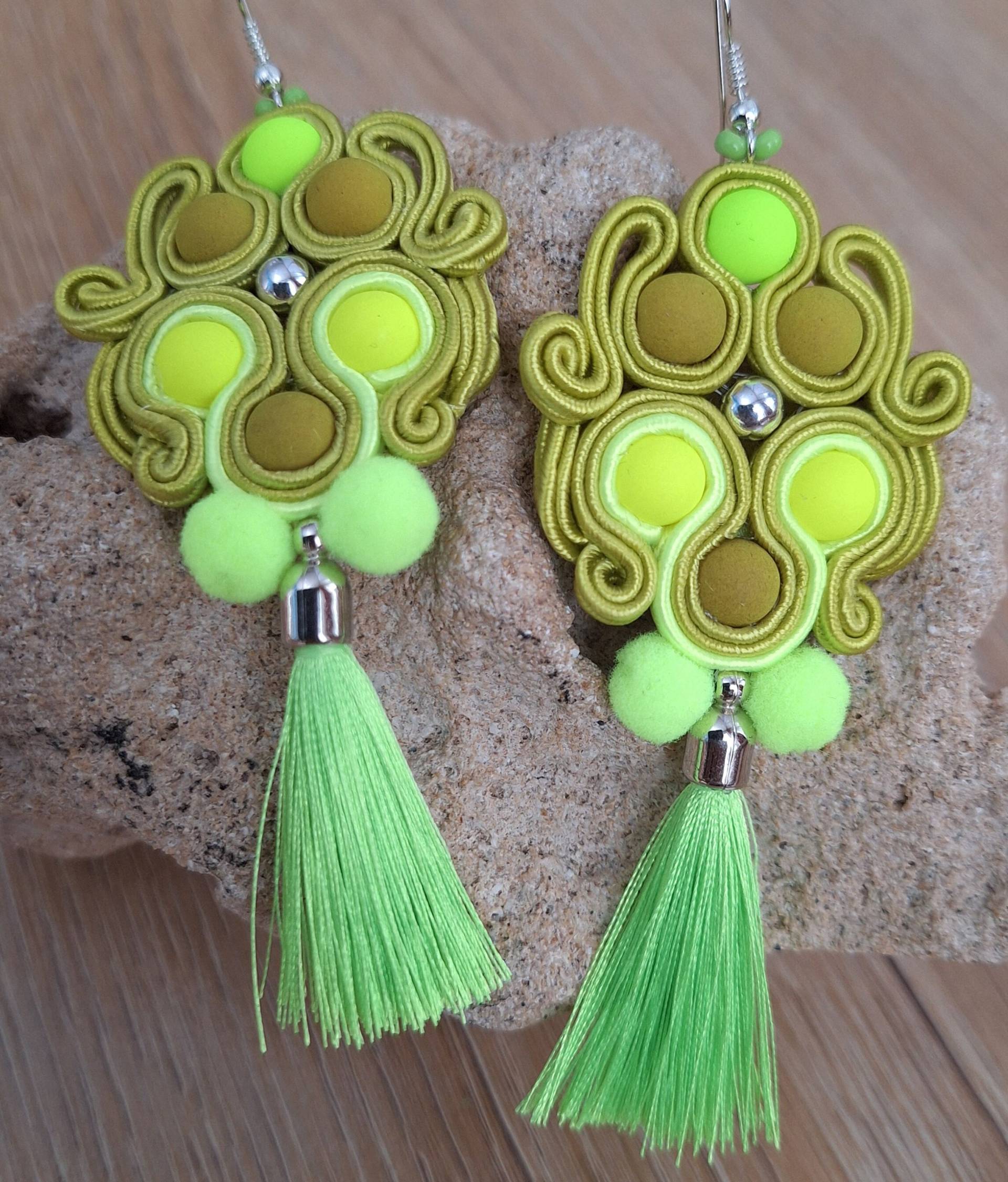 Glänzende Neon Soutache Ohrringe von DandaArtBijoux