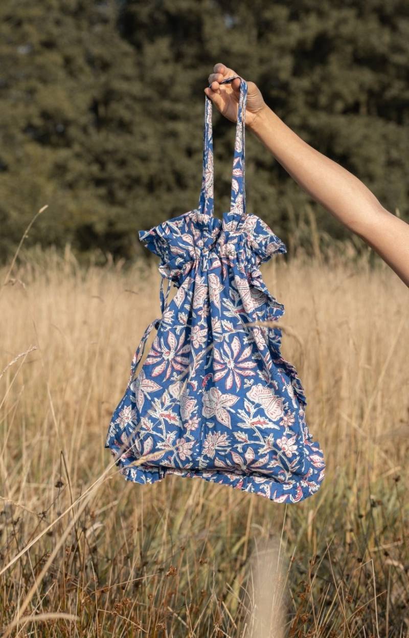 Blaue Einkaufstasche Mit Blockprint Und Rüschen Blaue Einkaufstasche Mit Blockprint Und Rüschen von Dandelie