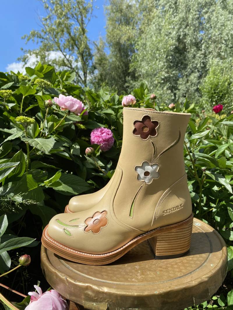 stiefeletten Mit Blumenmuster Kamel stiefeletten Mit Blumenmuster Kamel von Dandelie