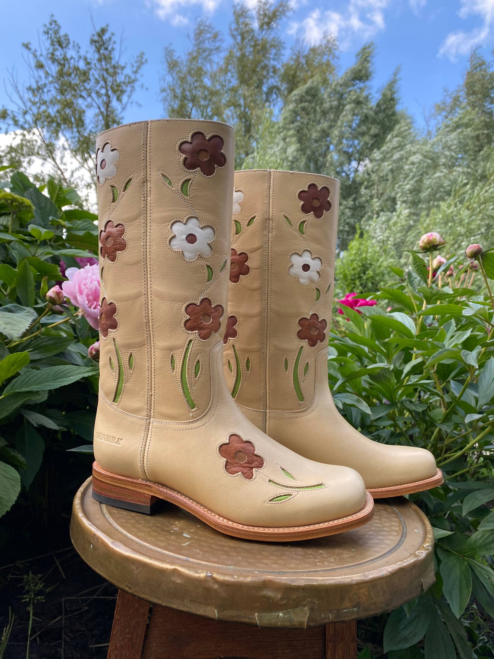 Blumenstiefel in Camel Mit Extra Niedrigem Absatz von Dandelie