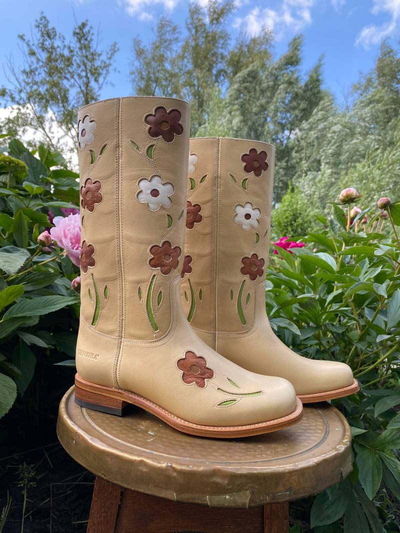 Blumenstiefel in Camel Mit Extra Niedrigem Absatz Blumenstiefel in Camel Mit Extra Niedrigem Absatz von Dandelie