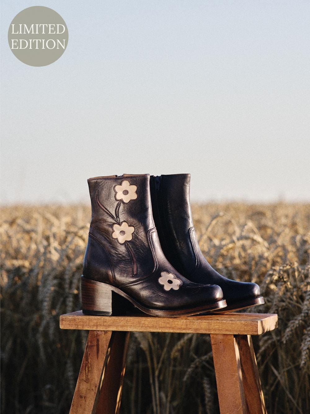 Flower Ankle Boots Aschbraun von Dandelie
