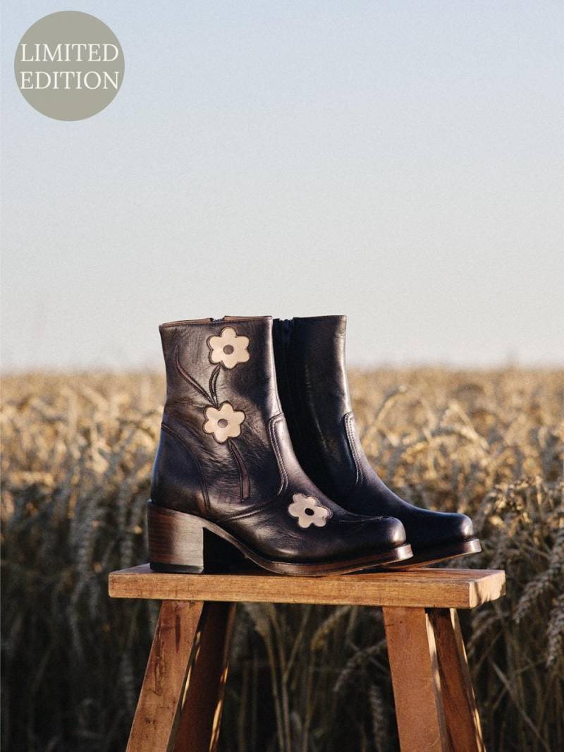 Flower Ankle Boots Aschbraun Flower Ankle Boots Aschbraun von Dandelie