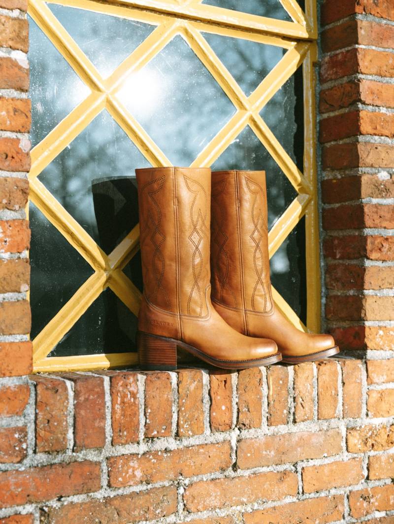 Klobige Retro-stiefel in Braun Klobige Retro-stiefel in Braun von Dandelie