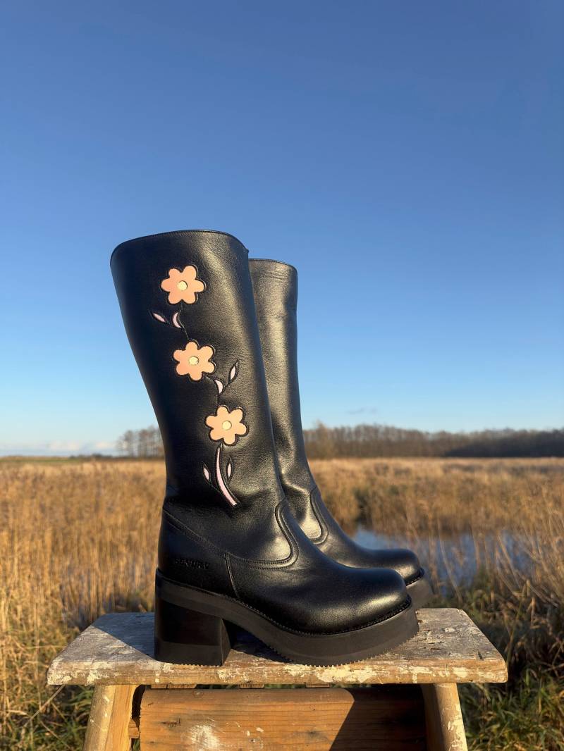 Plateau-Blumenstiefel Schwarz Rosa Plateau-Blumenstiefel Schwarz Rosa von Dandelie