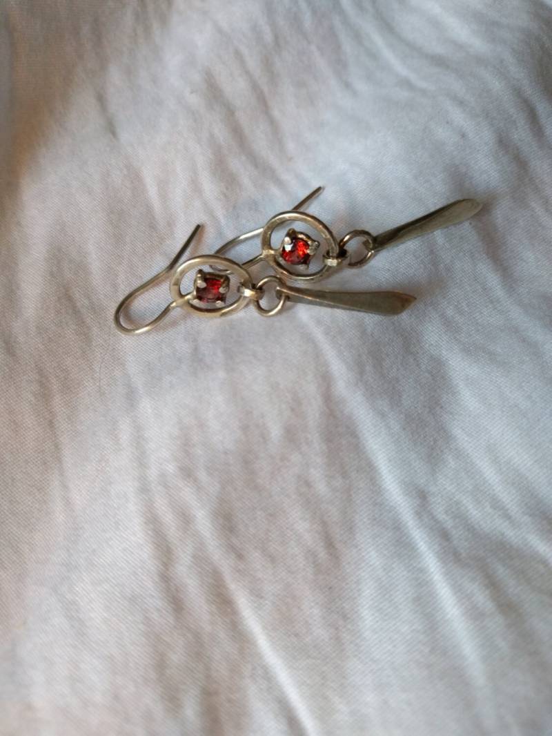 Granat Traumfänger Ohrringe von DandelionForge