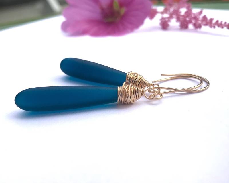 Blaue Teardrop Ohrringe, Hochzeitsgeschenk, 14 K Gold Fill, Pfau Blau Meer Glas, Statement Draht Gewickelt Strand Inspiriert Blaue Teardrop Ohrringe, Hochzeitsgeschenk, 14 K Gold Fill, Pfau Blau Meer Glas, Statement Draht Gewickelt Strand Inspiriert von DandelionImpressions