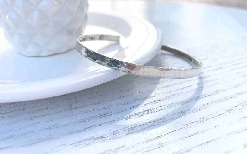 Inspirierende Zitat Armband, Hochzeitsgeschenk, Sterling Silber Schlanke Manschette, Personalisierte Schmuck, Unisex Geschenk, Geschenk Unter 100 Inspirierende Zitat Armband, Hochzeitsgeschenk, Sterling Silber Schlanke Manschette, Personalisierte Schmuck, Unisex Geschenk, Geschenk Unter 100 von DandelionImpressions