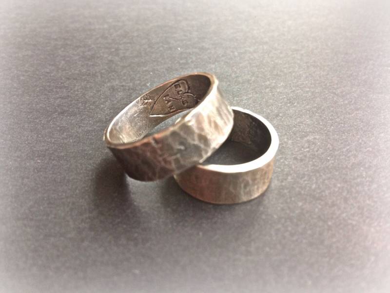 Personalisierte Eheringe, Benutzerdefinierte Hand Graviert Herz Mit Namen Und Pfeil, Versprechen Ringe, Rustikale Breite Ringschiene, Geheime Personalisierte Eheringe, Benutzerdefinierte Hand Graviert Herz Mit Namen Und Pfeil, Versprechen Ringe, Rustikale Breite Ringschiene, Geheime von DandelionImpressions