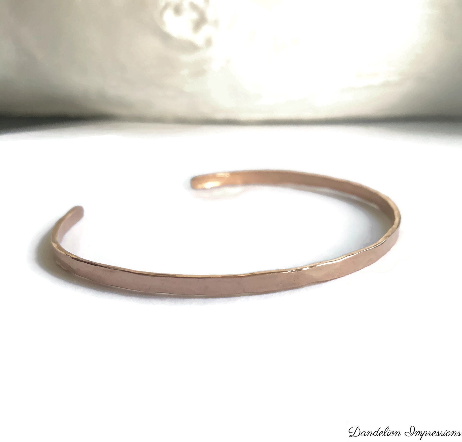 Rose Gold Dünn Gehämmert Manschette Armband Personalisierte Zitat Stapeln Benutzerdefinierte Wortwahl Versteckte Nachricht, Hochzeitsgeschenk von DandelionImpressions