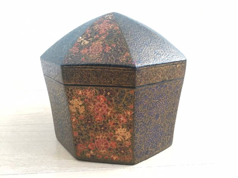 Ende Des 19.jahrhunderts Kashmiri Turban Box Aus Papiermaché Ende Des 19.jahrhunderts Kashmiri Turban Box Aus Papiermaché von DanelawVintage