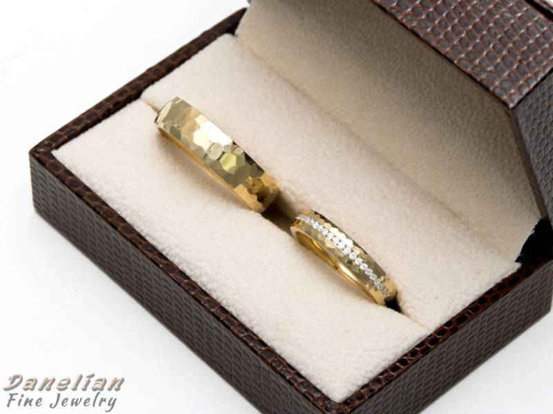 18K Gold Ehering Set Gehämmerte Diamant Inlay Bands von DanelianJewelry