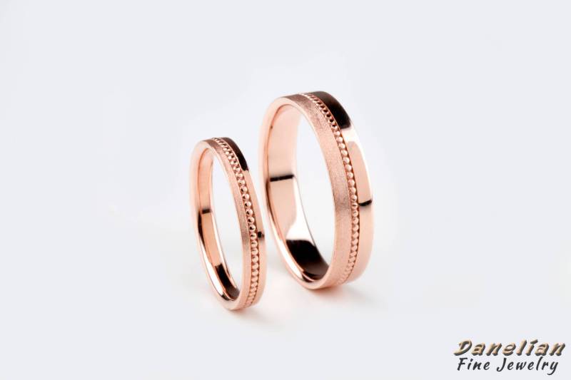 18K Gold Ehering Set Moderne Massivgoldringe von DanelianJewelry