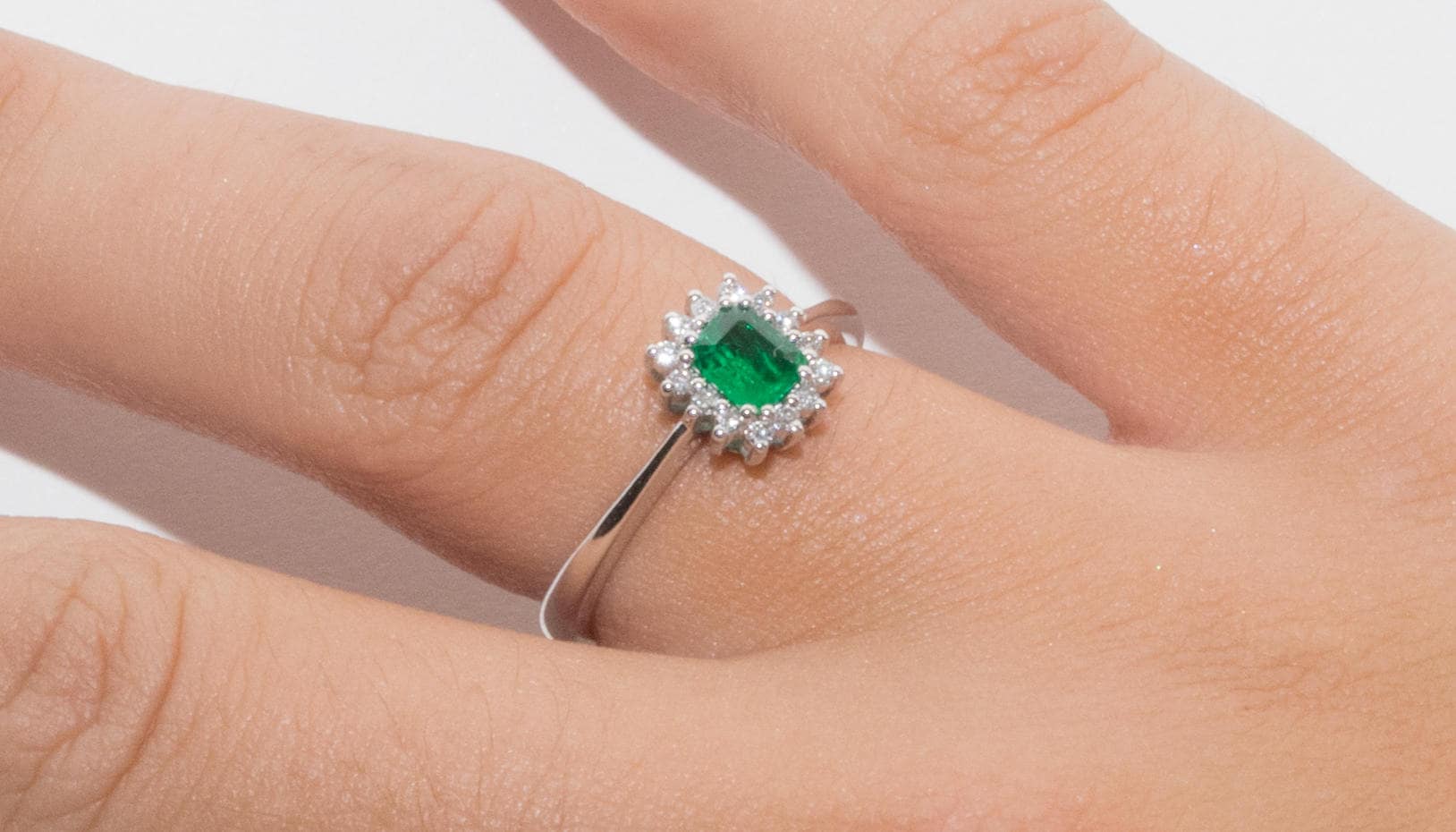 18K Gold Smaragd Und Diamant Halo Ring, Handgemachte Verlobungsring von DanelianJewelry