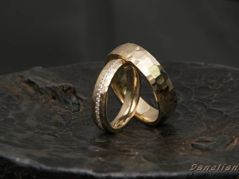 18K Gold Trauring Set Massivgold, Diamant Inlay von DanelianJewelry