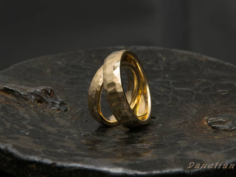 Gehämmerte Massivgold Ehering Set His & Hers Matching Bands von DanelianJewelry