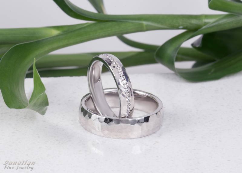 Gehämmertes Trauring-Set Aus Weißgold Diamant-Intarsien, Für Sie Und Ihn von DanelianJewelry