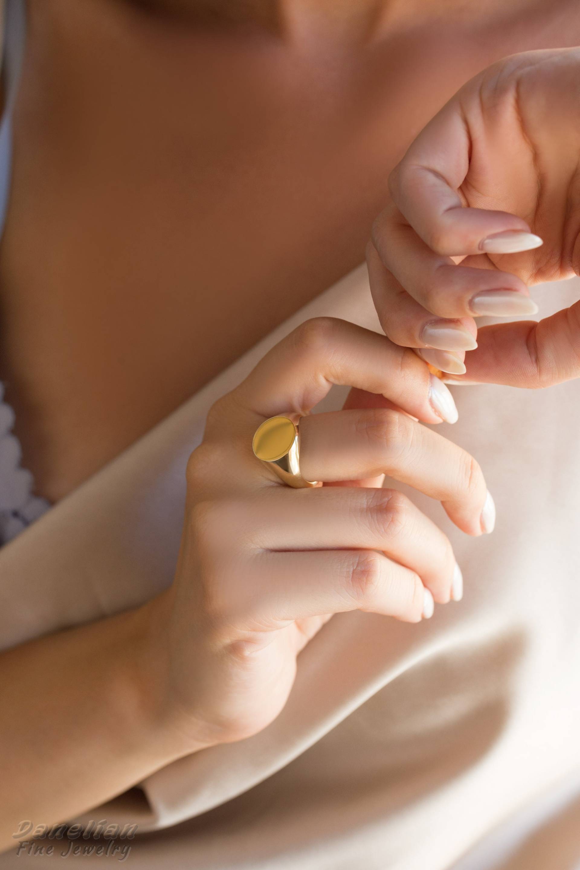 Gold Oval Siegelring Personalisierte Gravur, Pinky Ring von DanelianJewelry