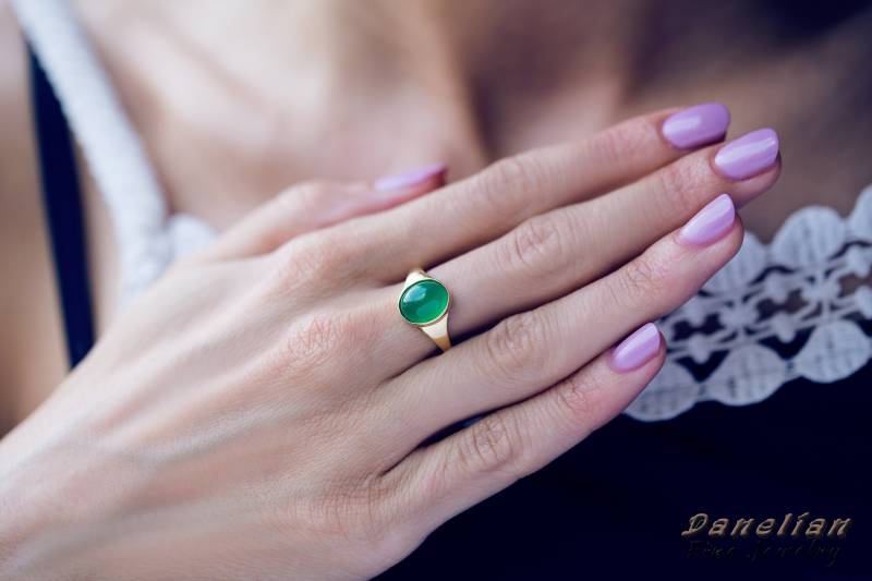 Goldring Mit Smaragd Siegelring Edelsteinring Am Kleinen Finger von DanelianJewelry