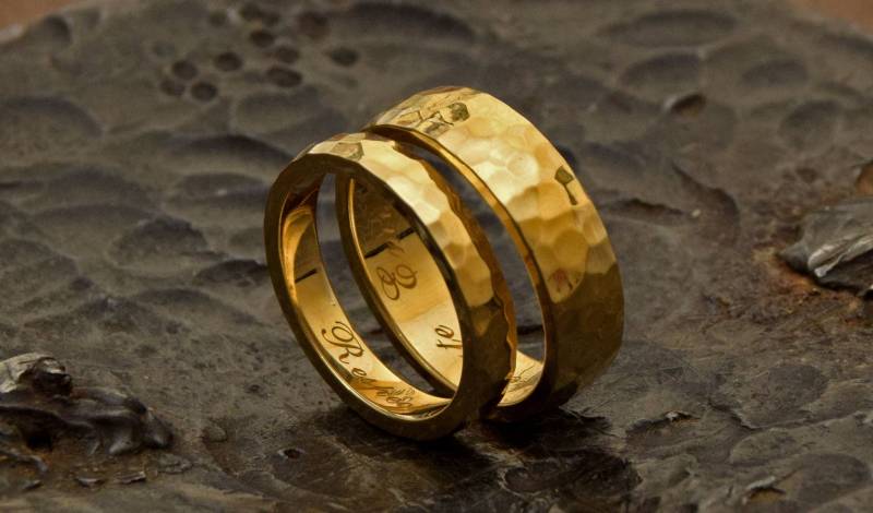 18K Gold Ehering Set Gehämmerte Massivgoldringe von DanelianJewelry