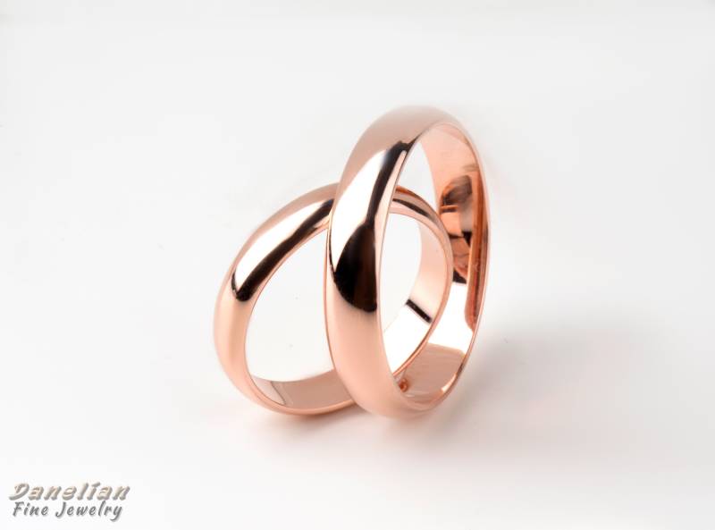 Individuelles Gold Trauring-Set Schlichte Ringe Mit Individueller Gravur von DanelianJewelry