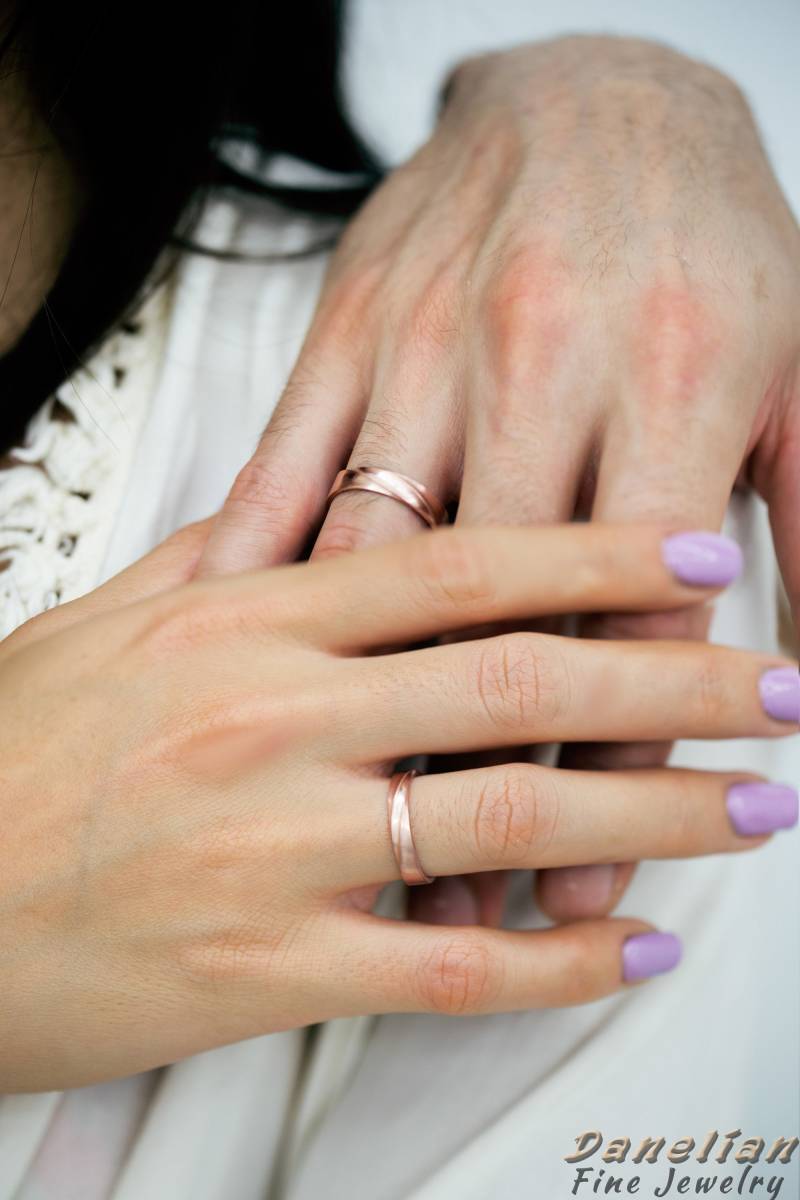 Mobius Hochzeit Ring Set Solide Rose Gold Paar Bands von DanelianJewelry