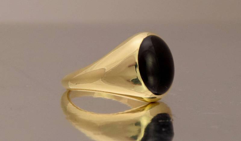 Oval Schwarzer Onyx Gold Siegelring - Handgemachter Herrenring von DanelianJewelry