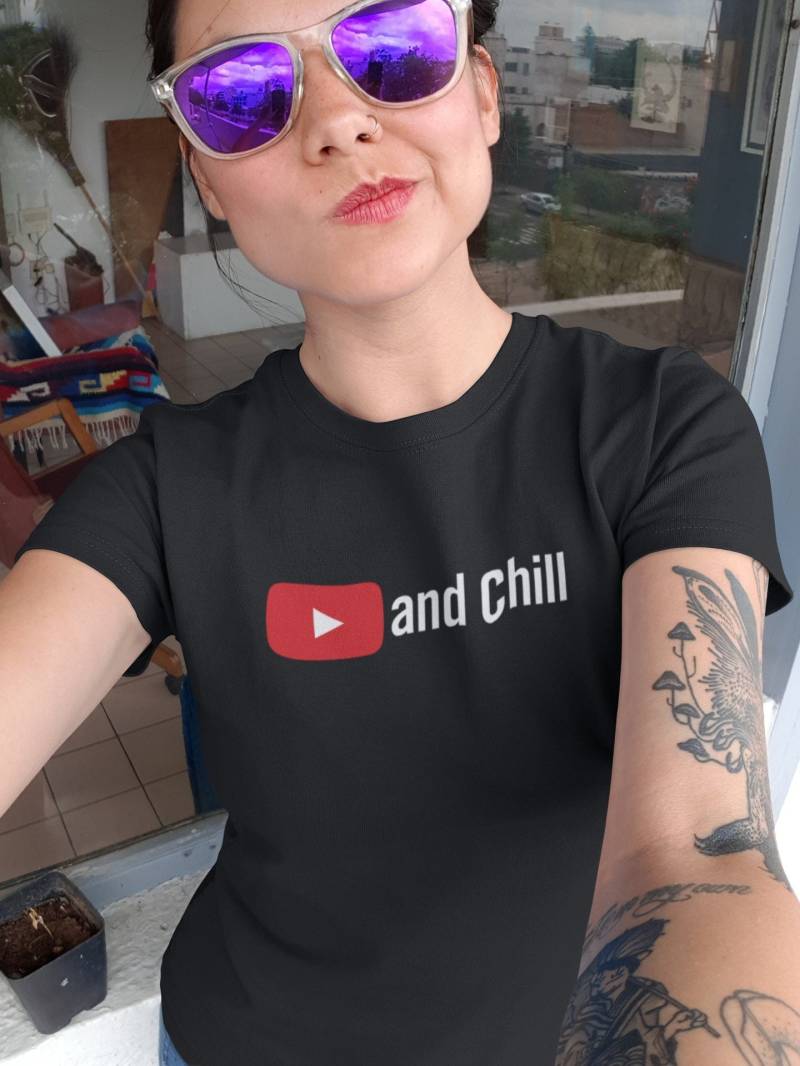 Youtube Und Chill T-Shirt - Weiche, Leichte Freizeitkleidung von DangWaffle