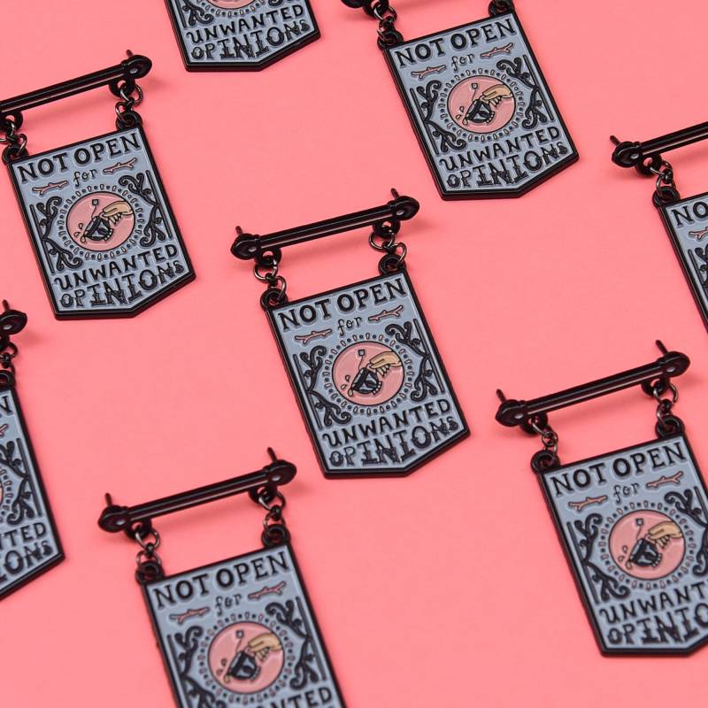 Unerwünschte Meinungs-Zeichen Emaille Pin von DangerInDesign