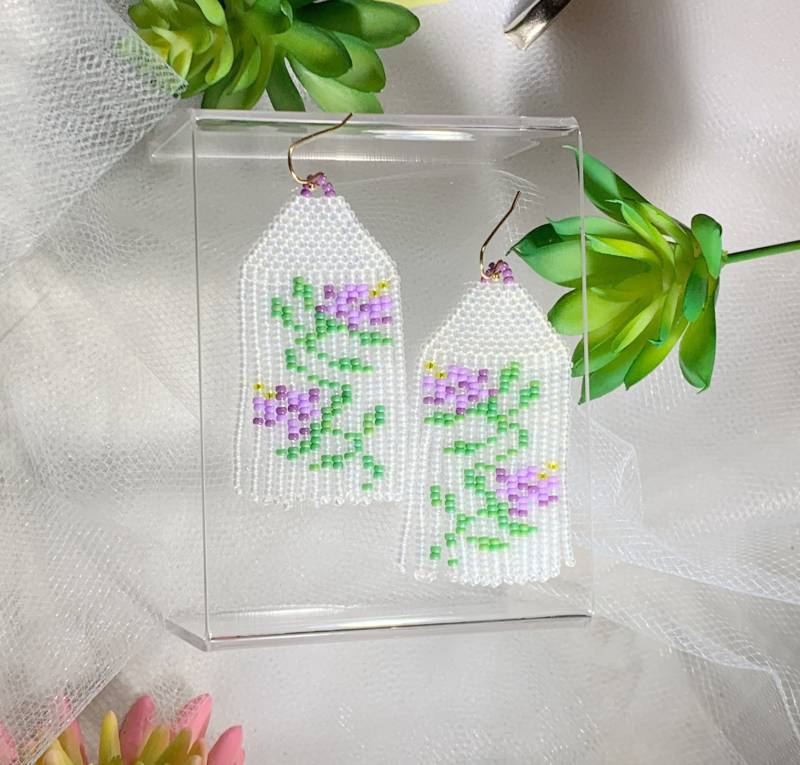 Matte Klare Und Lila Florale Saatperlen Fransen Ohrringe von DanglesbyDiannaShop