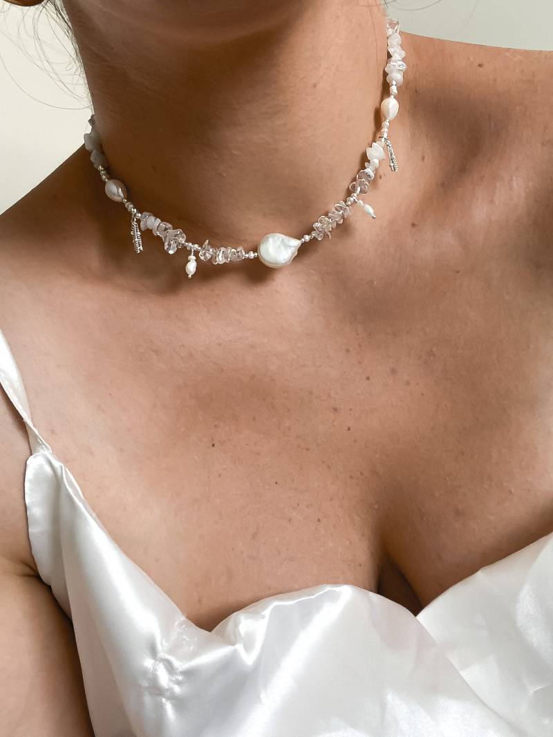 Weiße Perle Und Klare Opalhalskette, Handgemachter Opal-Naturschmuck, Barockperlenkette, Perlenhalskette von DanielBarzilai