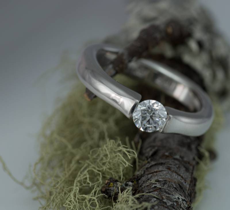 Der Original .6 Karat Diamant Spannung Set in Handarbeit Und Hammer Geschmiedet 18K Platin Verlobungsring von DanielSommerfeld